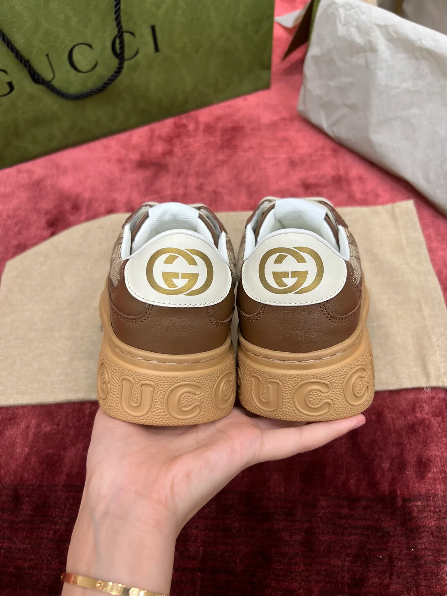 👟👟Ex-factory price 480👟👟 Gucc*i~~New upgraded version, original original color @GG couple's thick-soled shoes...biscuit shoes...white shoes...sneakers...flat shoes...catwalk style: celebrities, Internet celebrities, Xiaohongshu, etc. will definitely plant grass and call❤ Original customized cowhide fabric (classic old floral fabric, perforation, embossing process), the original bottom has a big logo, and there is a GG on the heel Logo, 5cm thick sole, classic Gucci webbing... Women's size 35-40, men's size 39-44